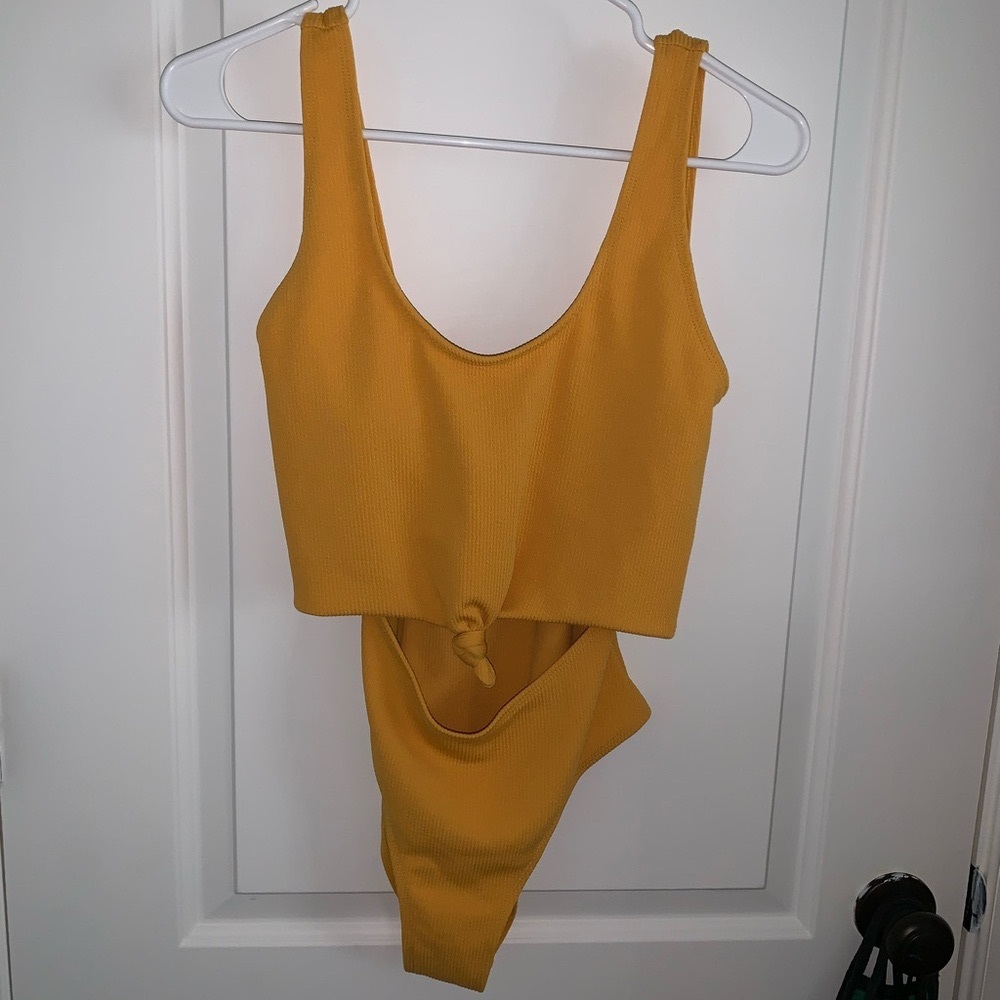 Zaful Women's Yellow Tie Knot Front Ribbed
Cut Out One Piece Swimsuit